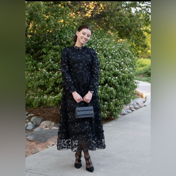 ADALYNS FASHION Dresses & Skirts - 🆕 FLUTTERING FLOWER DRESS